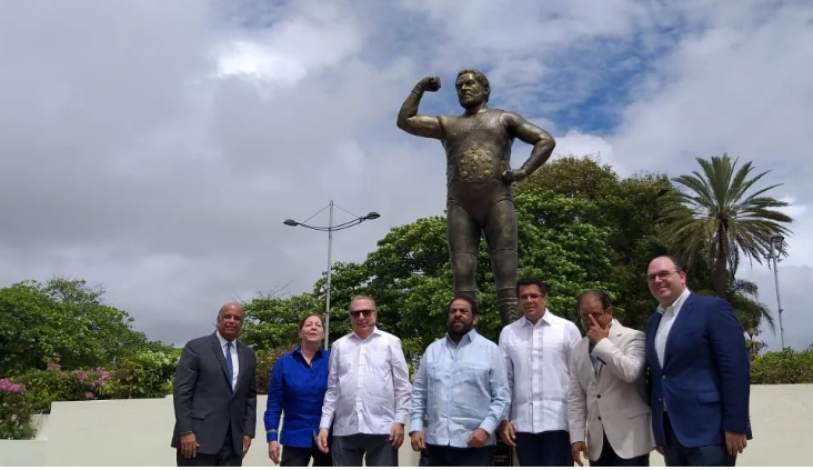Inauguran estatua del luchador dominicano Jack Veneno.