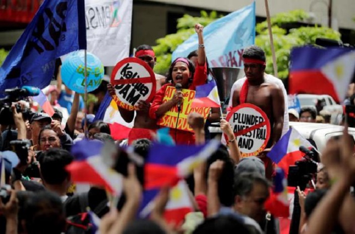 Filipinos protestan presencia de China en su territorio.