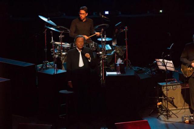 Julio Iglesias actúa en el Auditorio Nacional de México.
