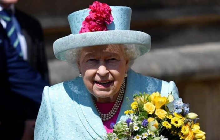 La reina Isabel II lleva flores en su cumpleaños.