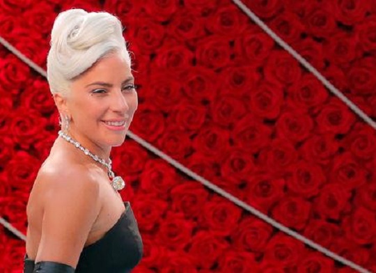 Lady Gaga en la alfombra roja de los Oscar, Hollywood.