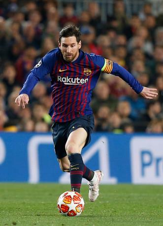 Lionel Messi corre con el balón.