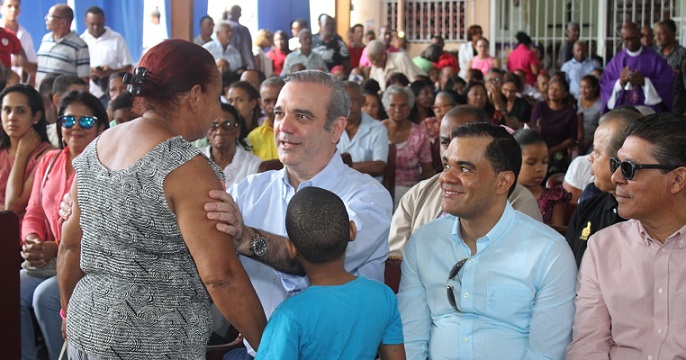 Luis Abinader escucha comunitarios del sector Las Palmas.