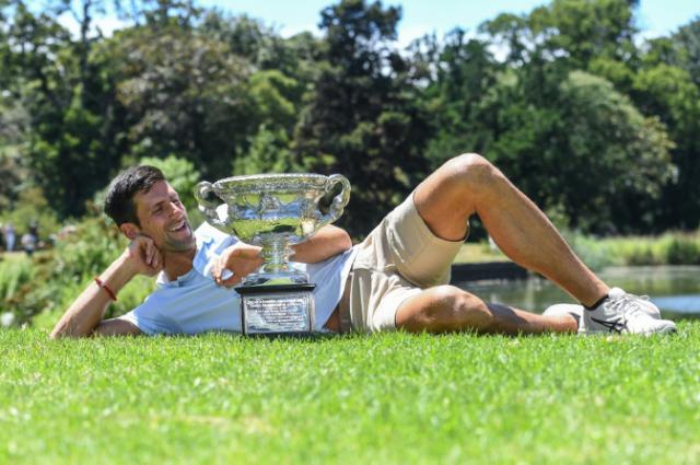 Novak Djokovic posa con el trofeo de campeón.