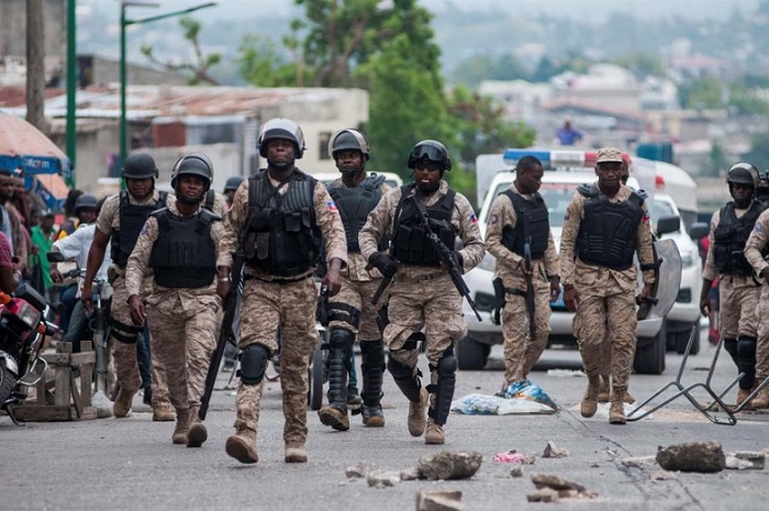 Policías haitianos durante operativo.