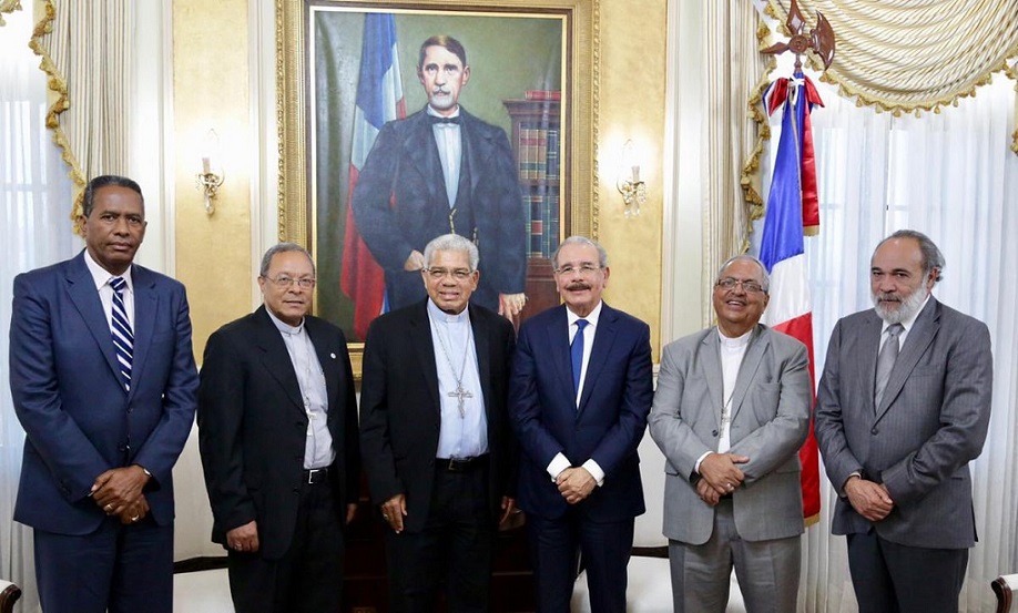 Presidente Danilo Medina recibe a monseñor Francisco Ozoria Palacio Nacional.