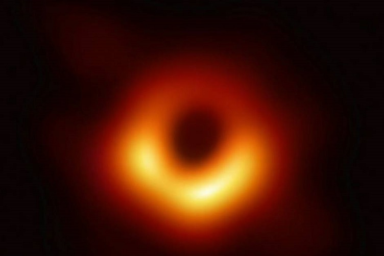 Científicos captan foto de un agujero negro.