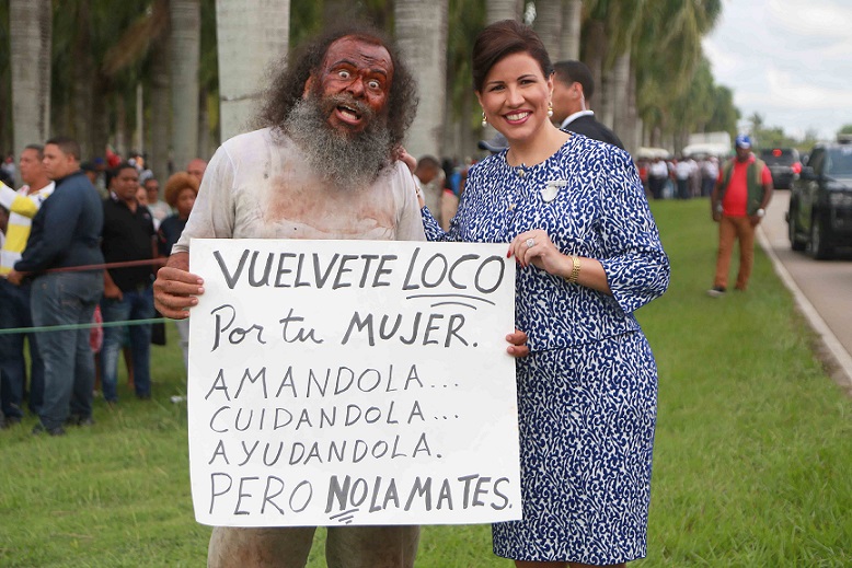 Vicepresidente Margarita Cedeño y personaje Vuélvete Loco.
