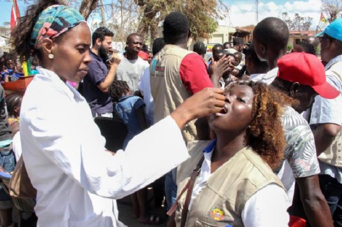 Una mujer es vacunada contra el cólera en Beira, Mozambique.