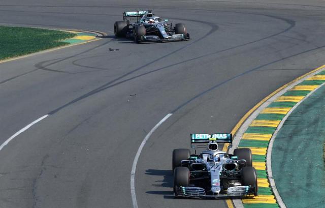 Los pilotos de Fórmula Uno Valterri Bottas (abajo derecha) y Lewis Hamilton.