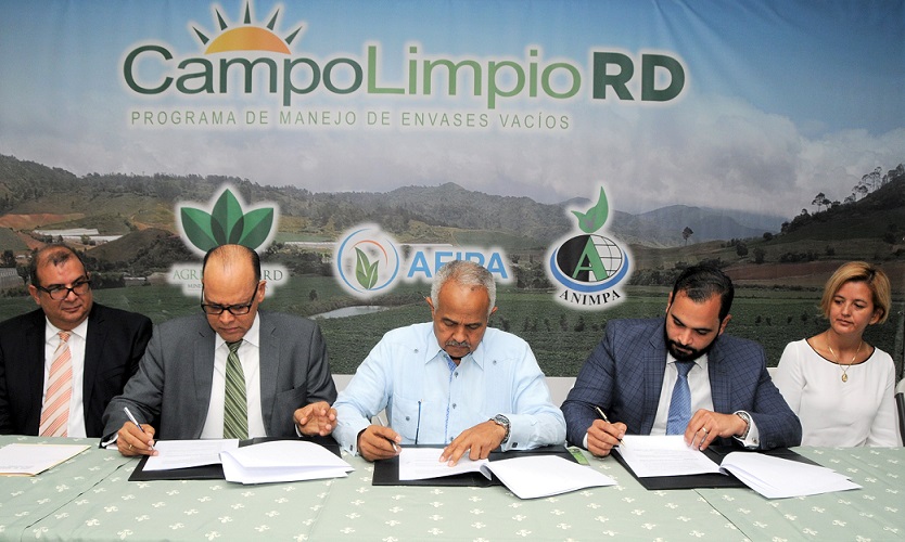 Ministro de Agricultura firma cuerdo Campo Limpio RD.