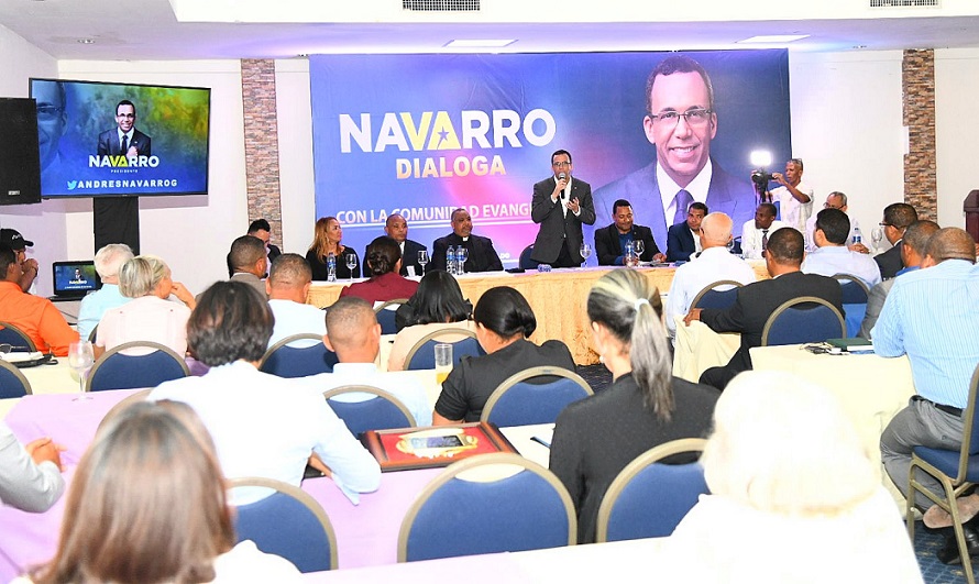 Andrés Navarro se reúne con líderes comunidad evangélica.