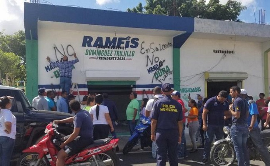 Bauta Rojas y alcaldesa de Salcedo pintan local de Ramfis Trujillo.