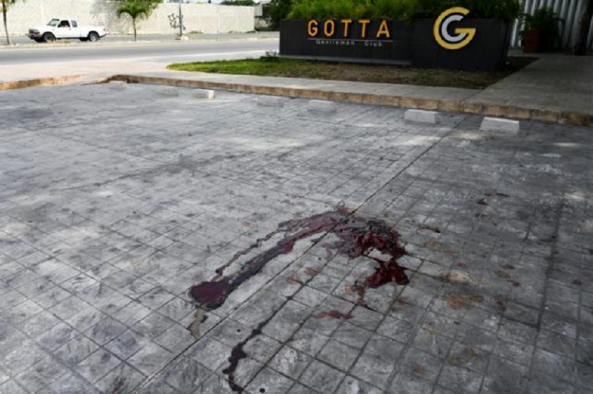Charco de sangre formado en lugar donde mataron al periodista mexicano Francisco Romero.