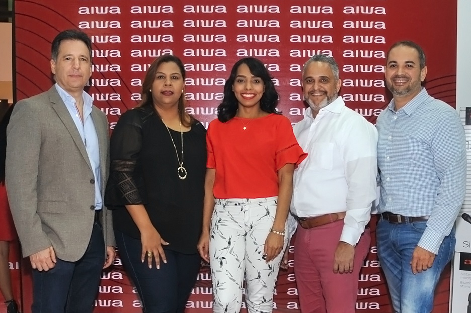 Distribuidora Corripio anuncia línea de equipos Aiwa.