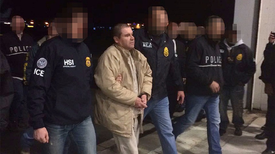 Agentes de la DEA trasladan al Chapo Guzmán tras detención en México.
