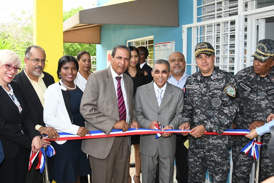 Enriquillo Matos director Promese inaugura farmacias.