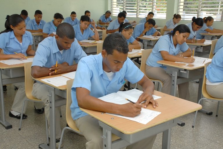 Estudiantes de colegios superan a los de escuelas en prueba del Minerd.