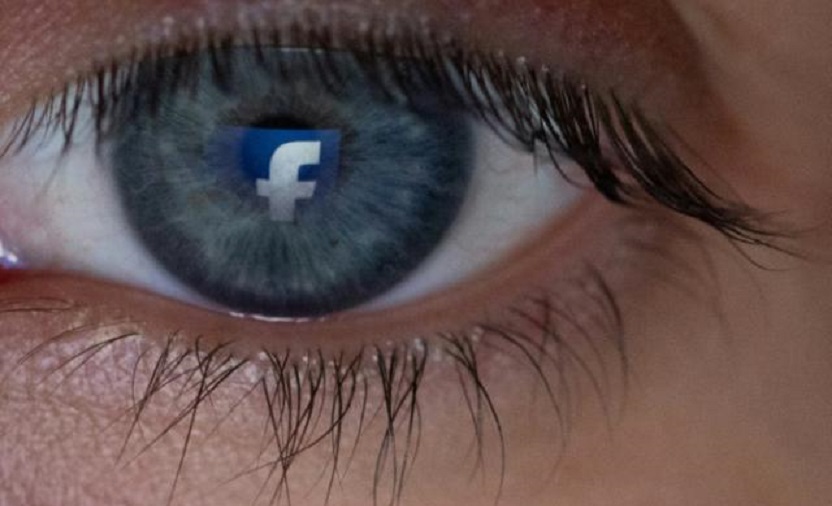 Logo de Facebook en ojo humano.