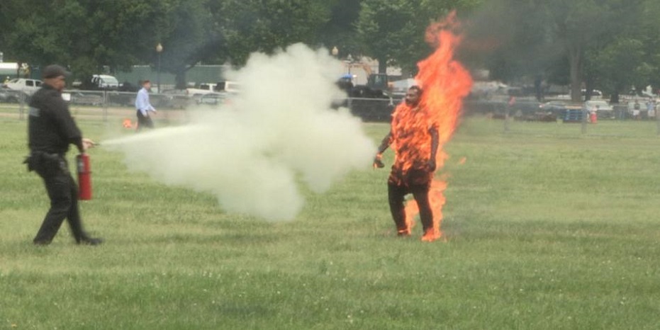 Hombre se prende fuego próximo Casa Blanca.