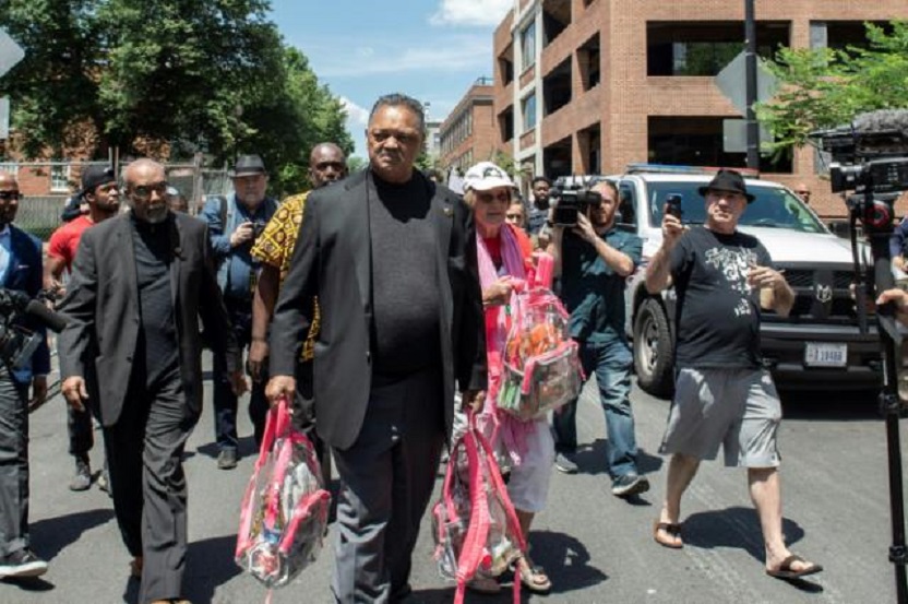 Reverendo Jesse Jackson carga bolsos con comida y agua para los activistas pro Maduro.