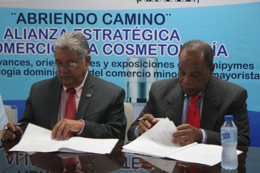 Manuel Ortiz Tejada de FENACERD y Roberto Javier de CONAPYMECO firman acuerdo.