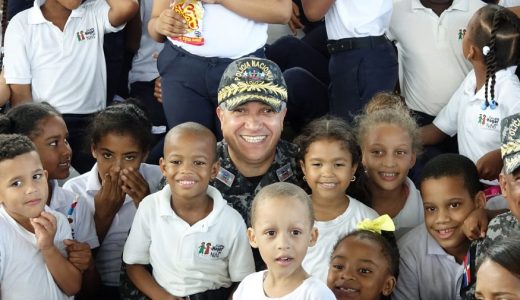 Ney Aldrin Bautista Almonte director PN comparte con niños Centro Educativo Hogar del Niño.