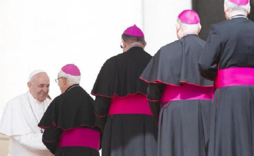 Papa Francisco recibe el saludo de cardenales.