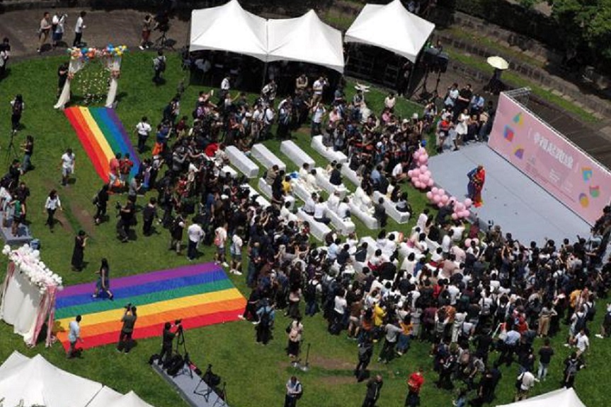 Parejas celebran sus bodas durante el primer día del registro civil para matrimonios del mismo sexo en Taipei (EFE).