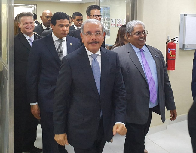 Presidente Danilo Medina y director SNS Chanel Rosa Chupany realizan recorrido.