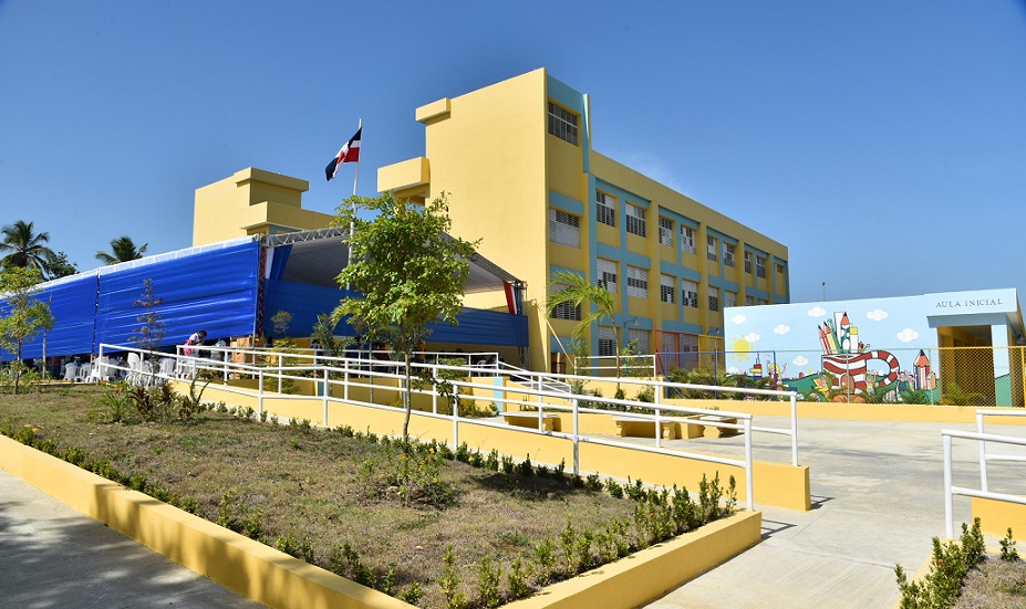Presidente Medina entrega escuela en SDN.