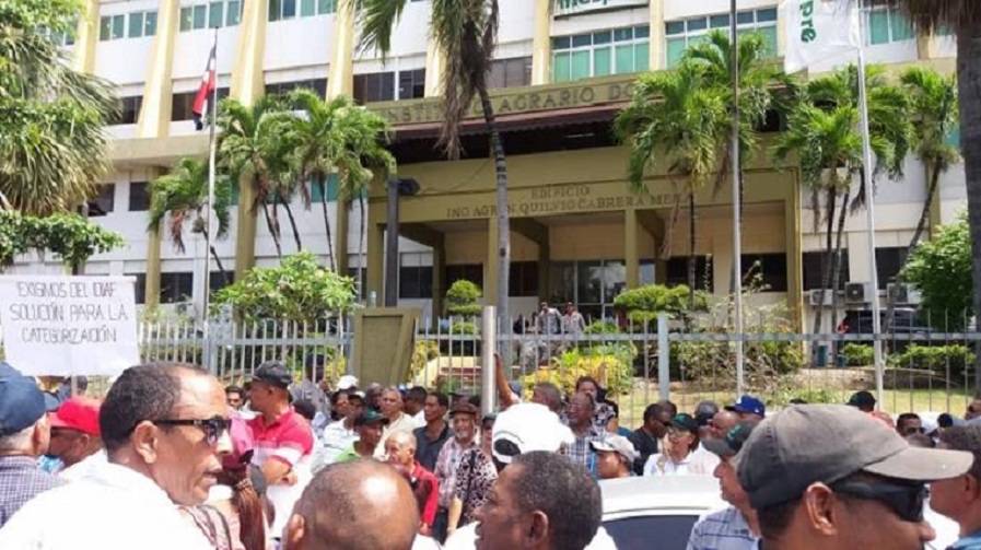 Profesionales del agro protestan en a la sede del IAD.