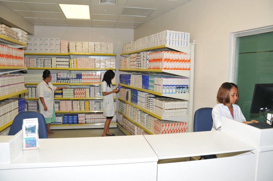 Promese aumenta salarios a encargadas Farmacias del Pueblo.