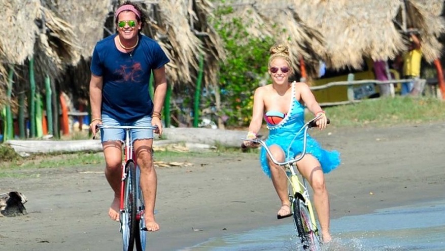 Shakira y Carlos Vives en grabación del video La bicicleta.