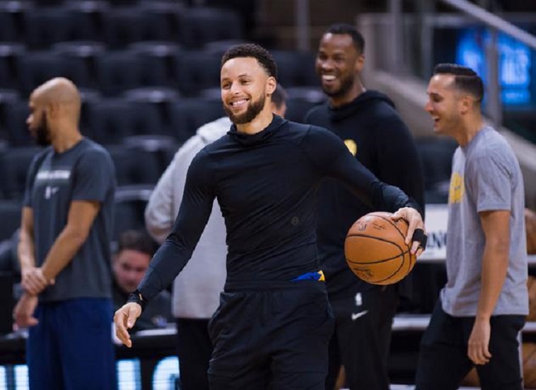 Stephen Curry lidera la ofensiva de los Warriors ante la ausencia de Durant (Fuente-AP).