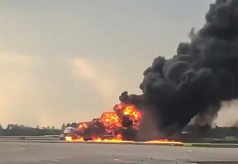 Avión ruso Superjet-100 envuelto en llamas el 5 de mayo de 2019 en el aeropuerto de Sheremetievo.