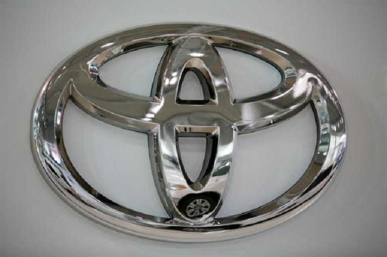 Logo de Toyota en un concesionario en Tokio.