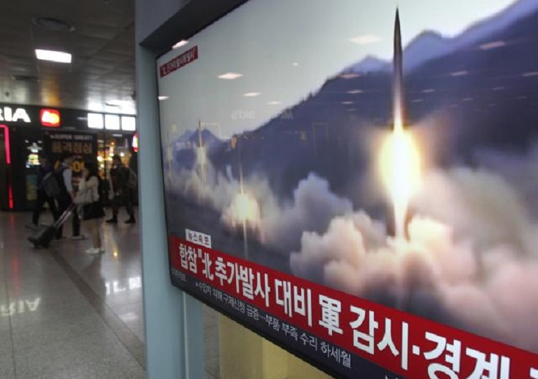 Pantalla de televisión muestra una imagen de archivo del lanzamiento de un misil norcoreano.