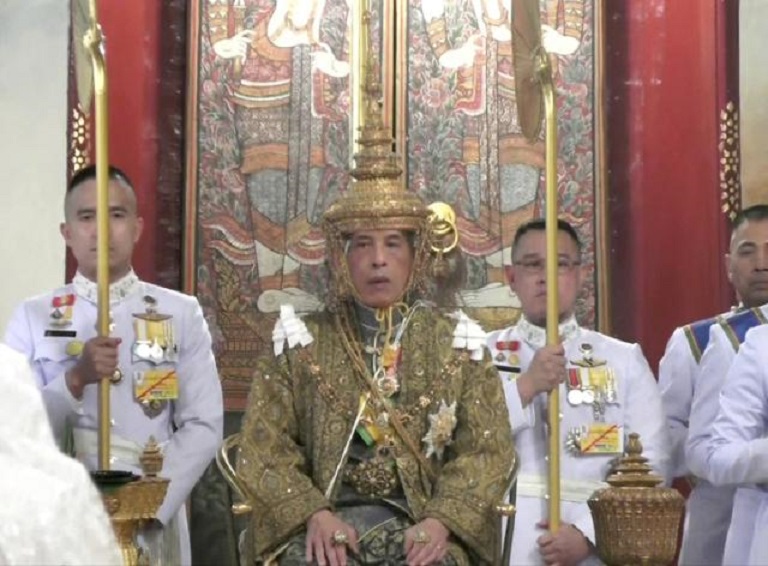 El rey te Tailandia Maha Vajiralongkorn (centro).