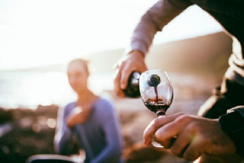 Los amantes del vino tinto probablemente sean más extrovertidos (Foto: Getty).