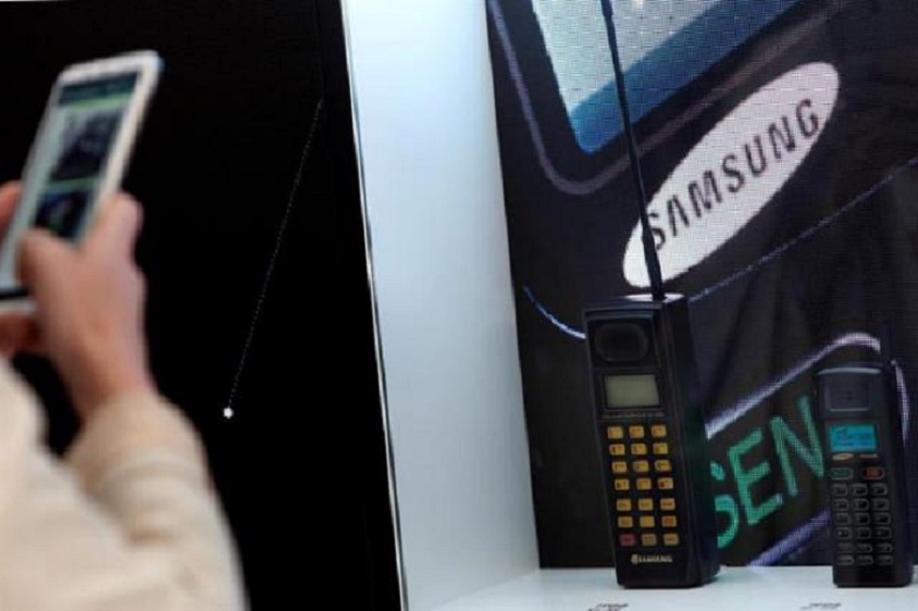Visitante toma imágenes de dos teléfonos de Samsung, el SH-100 de 1988.