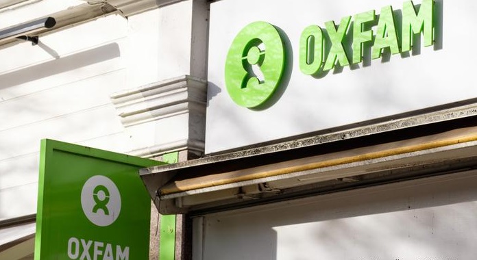 Acusan Oxfam no investigar directivos contrataron prostitutas en Haití.