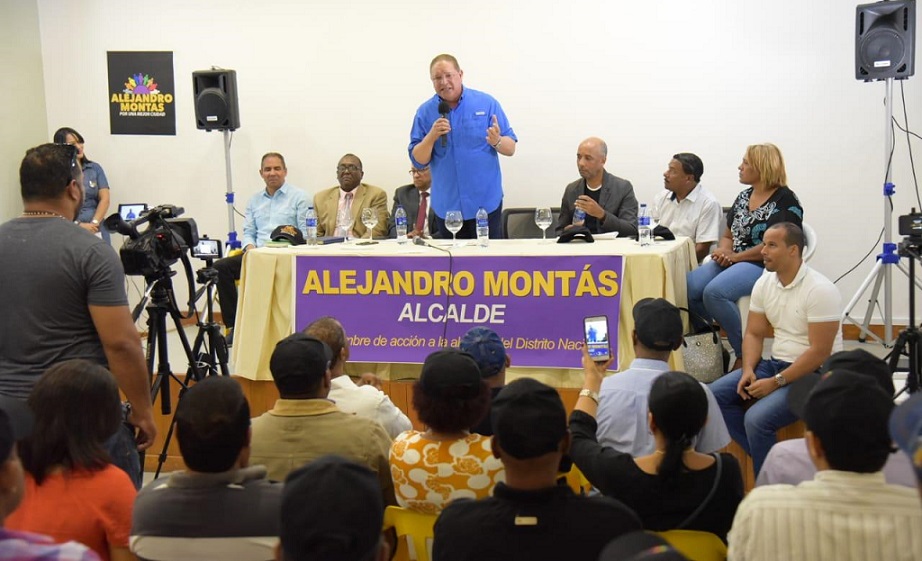 Alejandro Montás juramente dirigentes de movimiento.