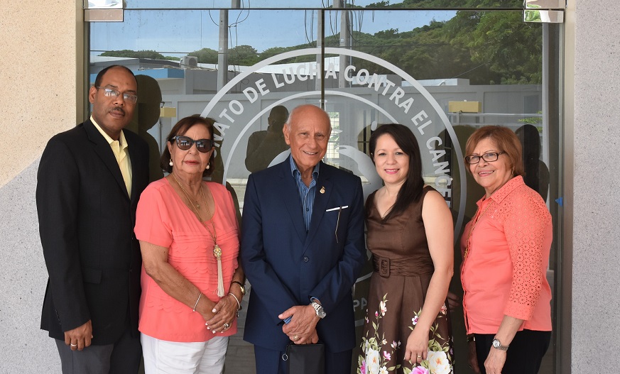 Avon entrega donación instituciones dominicanas trabajan contra el cáncer.