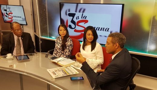 Sugeyni Reyes y Carolina Amador, de la Iglesia Príncipe de Paz, durante entrevista en “Tres a la Semana”. 