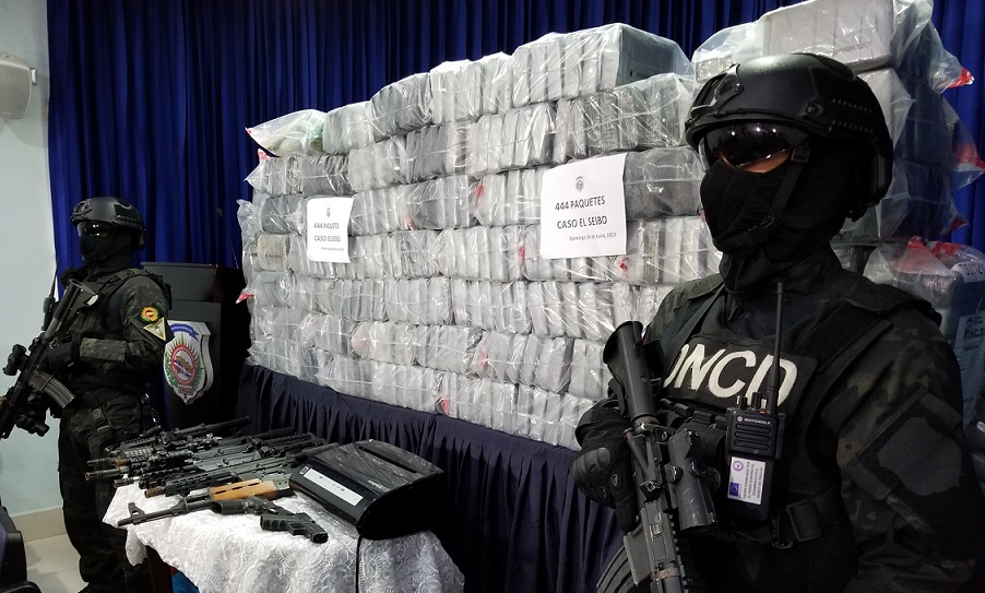 DNCD ocupa 444 paquetes cocaína y arsenal de armas en El Seibo.