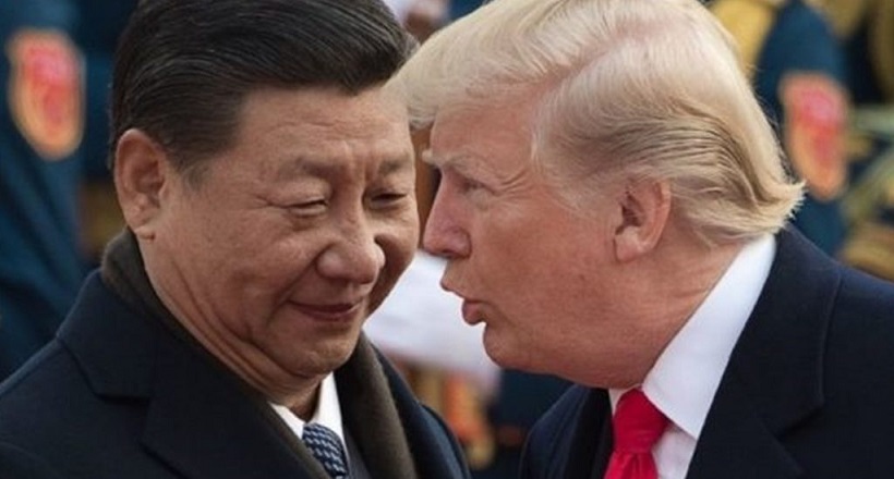 Donald Trump y Xi Jinping conversan.