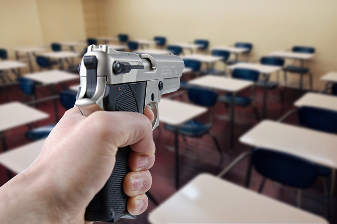 Estudiante lleva pistola a escuela en Santiago.