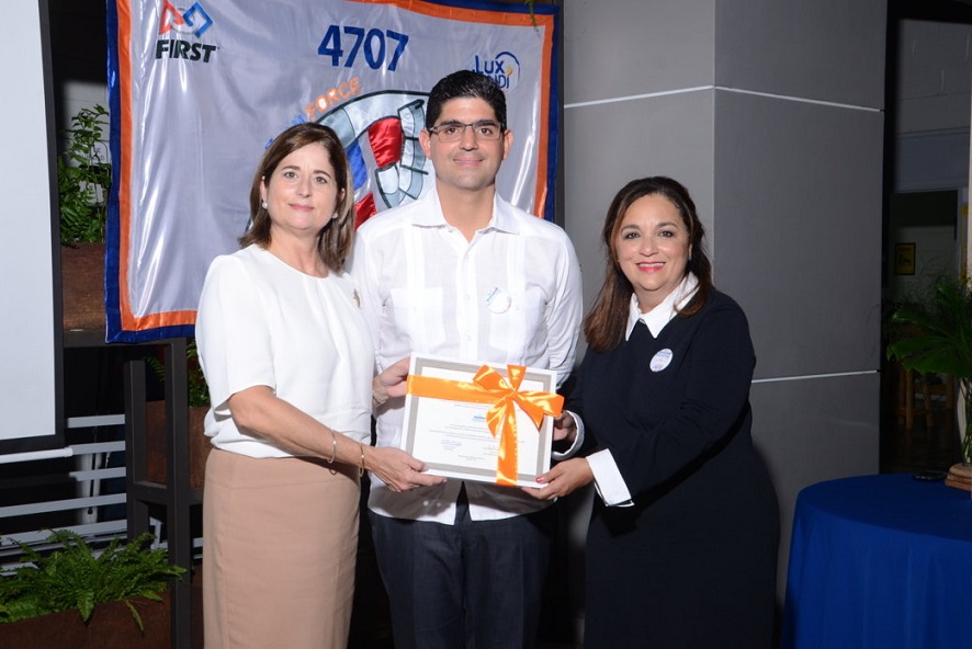 Fernando Arredondo y Virginia Arredondo reciben reconocimiento.