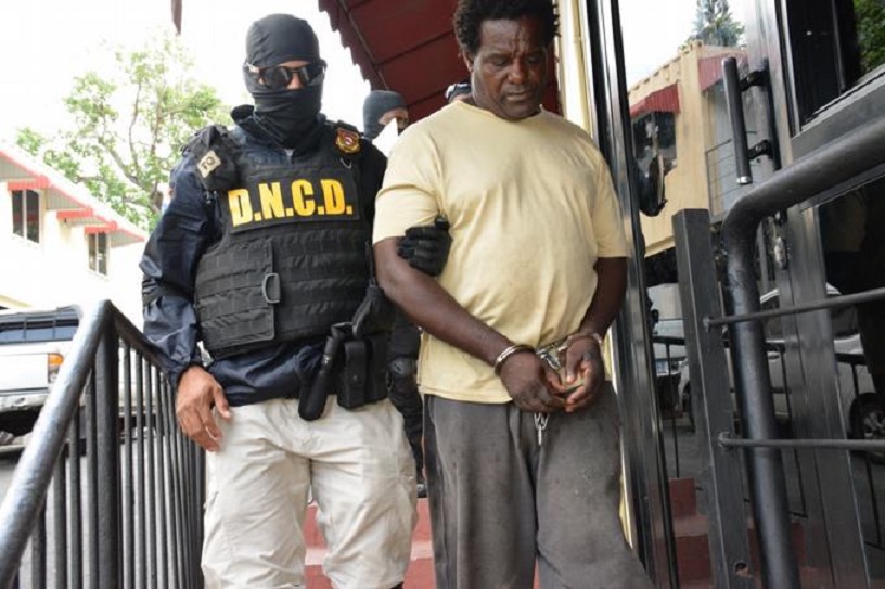 Francisco Manuel Brito al momento de ser arrestado por agentes de la DNCD.